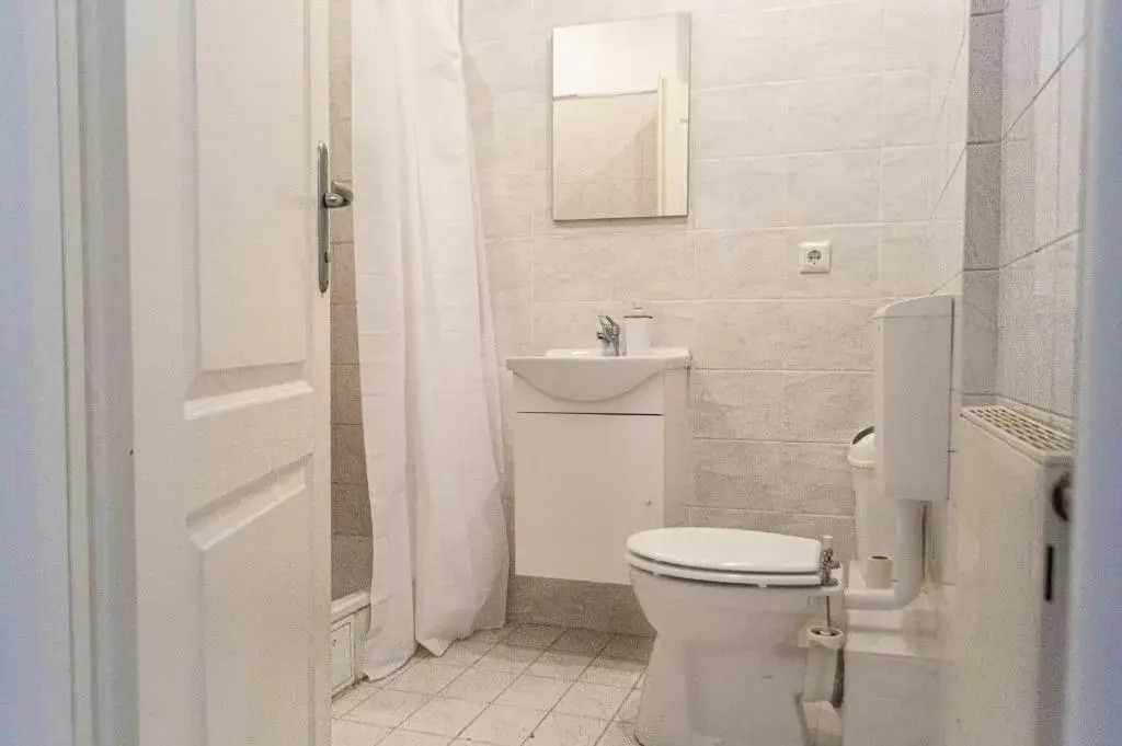 Pleasant 4 private rooms in shared Apartment- Ideal for short & Longstays