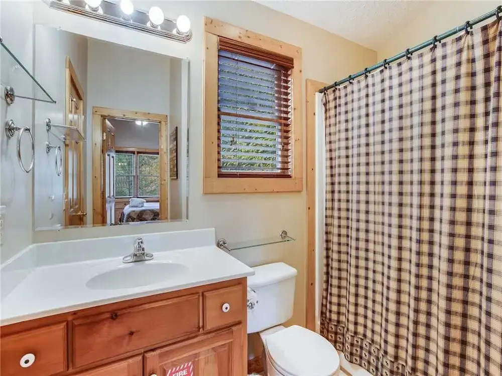 Mountain Elegance 2 Bedroom Home with Hot Tub