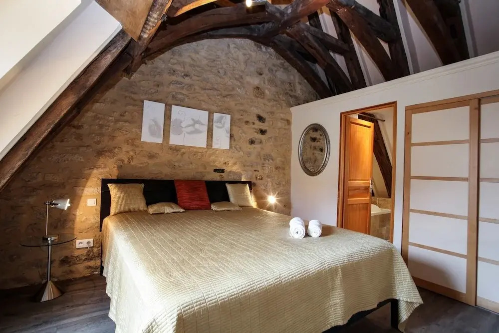 Le Grenier du Chapitre son loft avec les poutres et lappartement une chambre sans les poutres