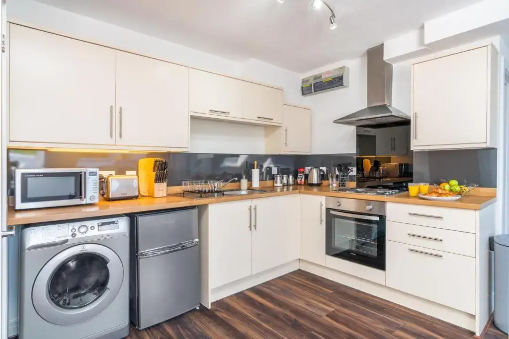 Beautiful Flat Town Centre 55 inch Smart TV + Netflix