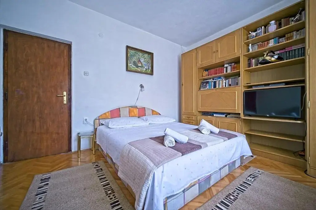 Apartment Pavo-80m from beach