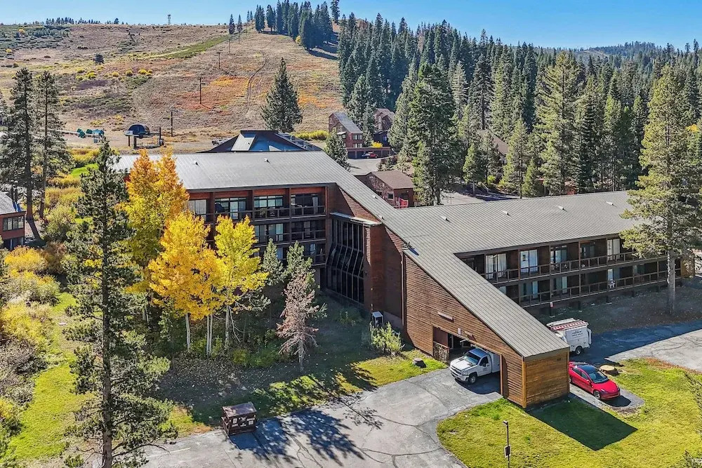 On-site Skiing: Truckee Studio w/ Balcony