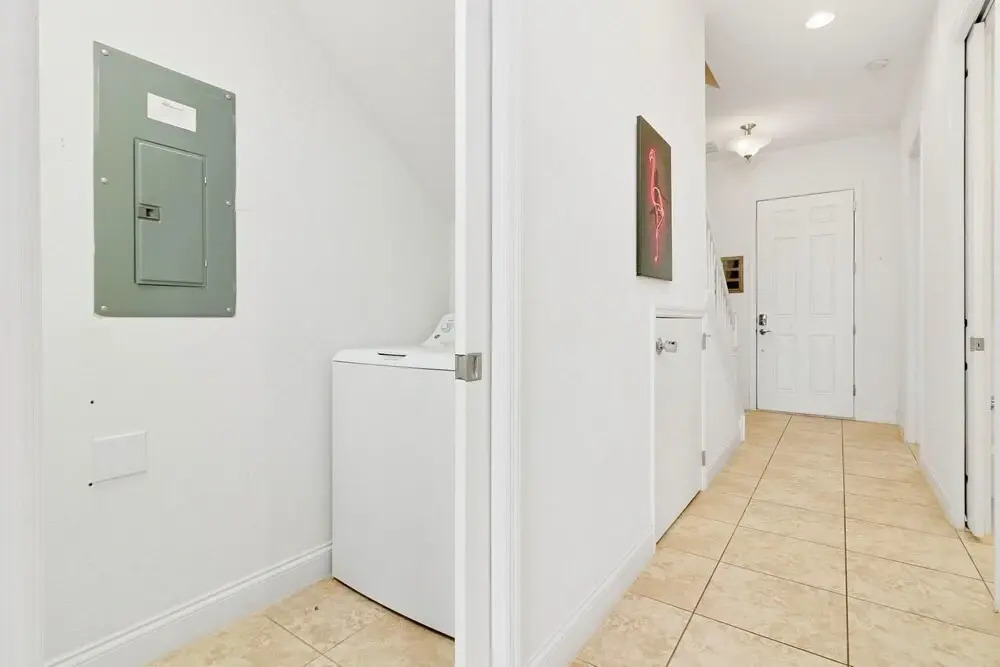 Stylish 3BR Townhouse With Pool Near Disney