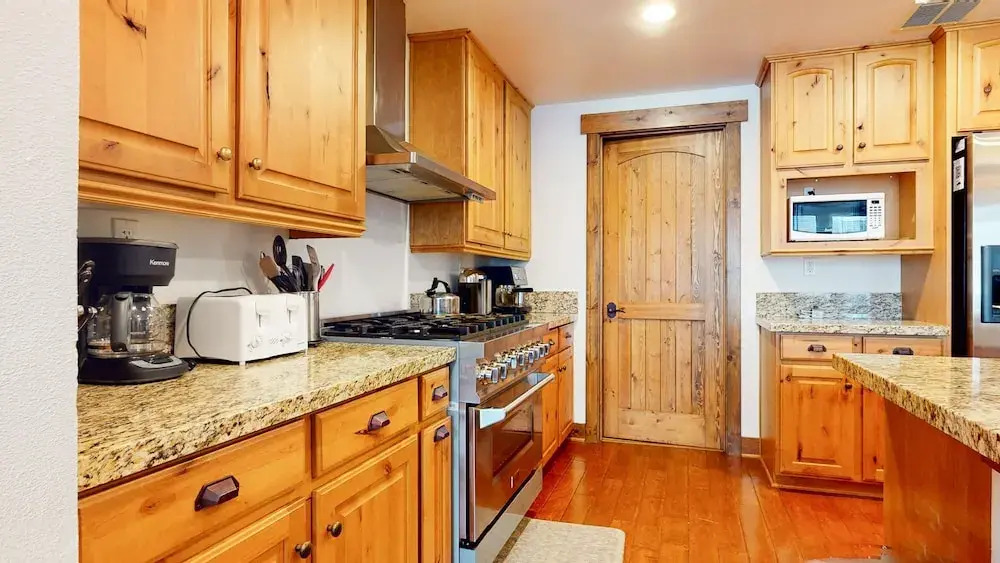 Snowcreek VI The Lodges 1130 Pet-Friendly, Beautiful and Spacious, Garage and Washer Dryer by RedAwning