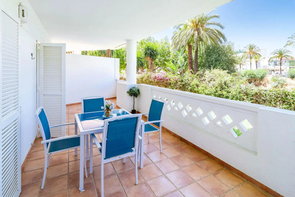 PR20 - Beach front flat Puerto Banus