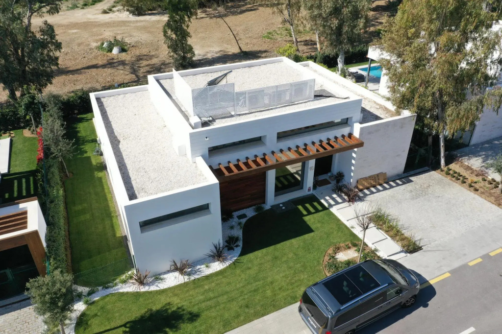2223 - New modern Villa with Pool and Garden