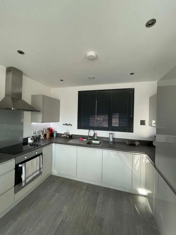 Bright 1BD Flat W/balcony - Heart of Brixton!