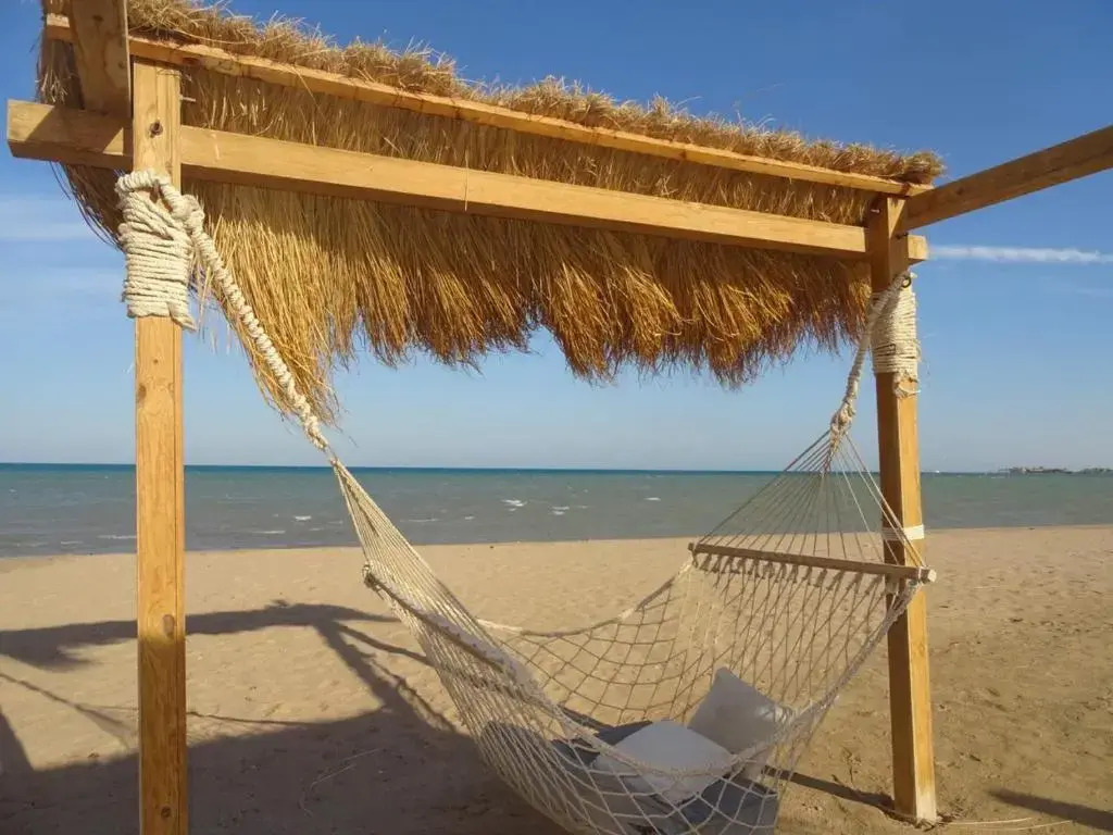 Gouna mangrovy 1 BR shared pool beach back view