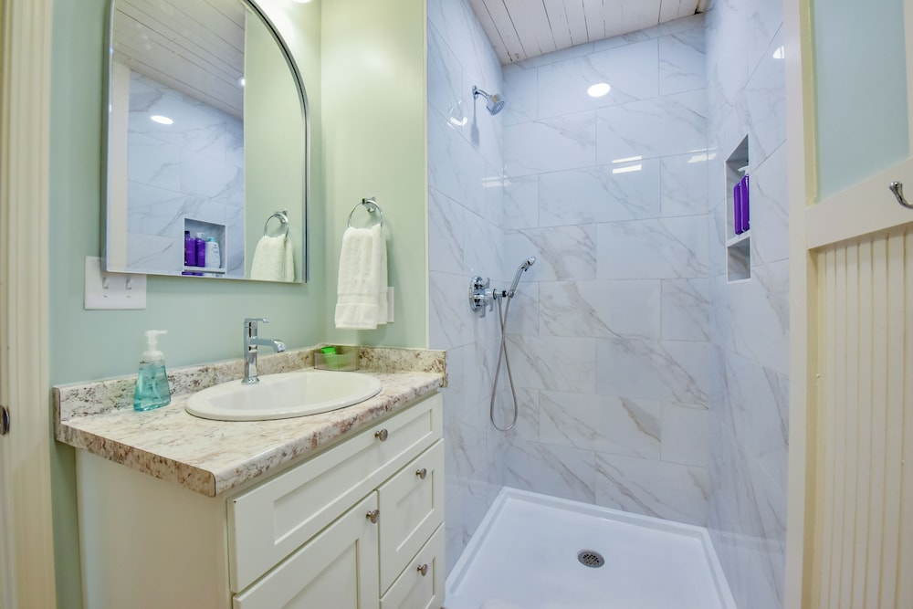 1 Mile to UA Campus: Walkable Midtown Getaway
