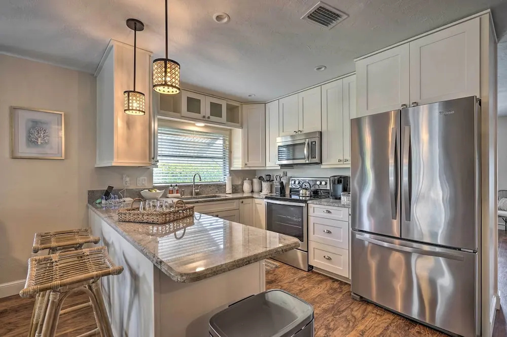 Naples Oasis w/ Screened Pool, Bike to Beach!