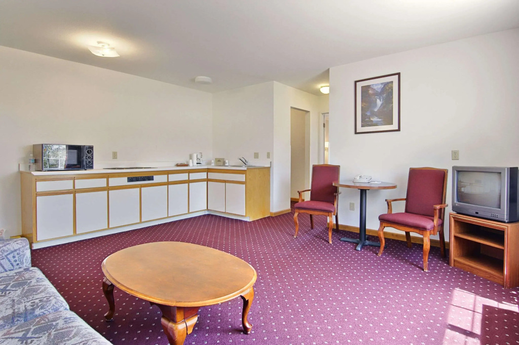 Days Inn & Suites by Wyndham Lolo