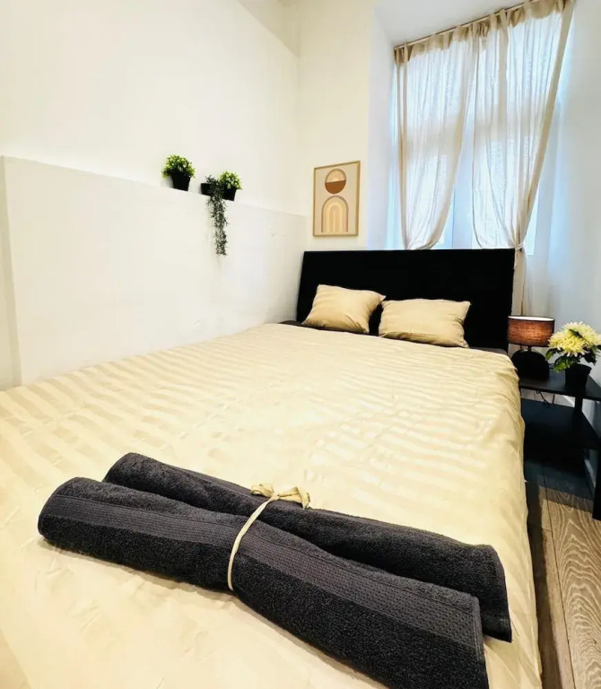 Private Rooms in Affordable 5-Bedroom Apartment