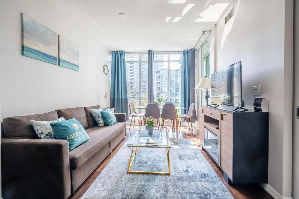 Modern Bright 1Br+Den Unit Downtown