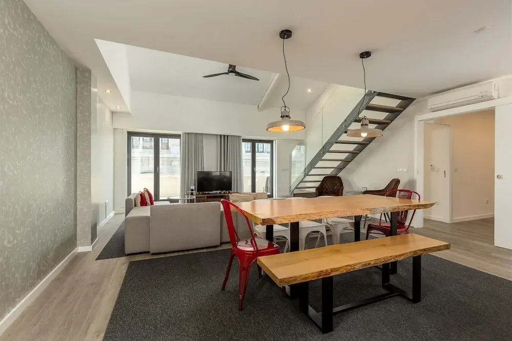 Spacious 4-Bedroom Apartment in Porto