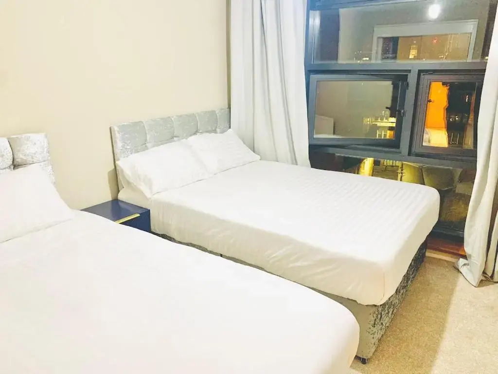 Glasgow City Centre G1 PENTHOUSE with RiverViews - Duplex (4 Bedrooms, 3 Bathrooms, Kitchen, 1 Living room, 1 Dining room, 2 Terraces, Triple Garage 3 Parking spaces 'e-charging', Top Floor, 2050 sq ft, Merchant City)