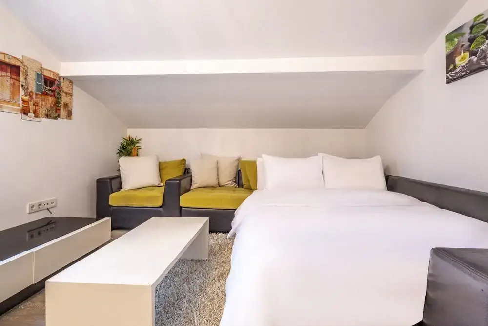 Amazing Residence Flat Near Trump Mall