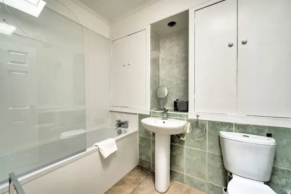 Modern 2BR Home on the Royal Mile!