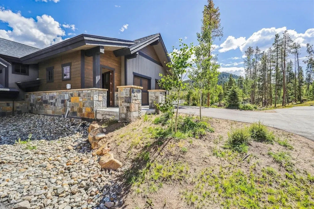Wolverine Lookout 3 Bedroom Townhouse by Redawning