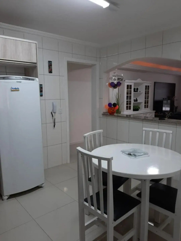 Meia Praia - apartamento com sacada ampla e churrasqueira, próximo a praia e a avenida principal.