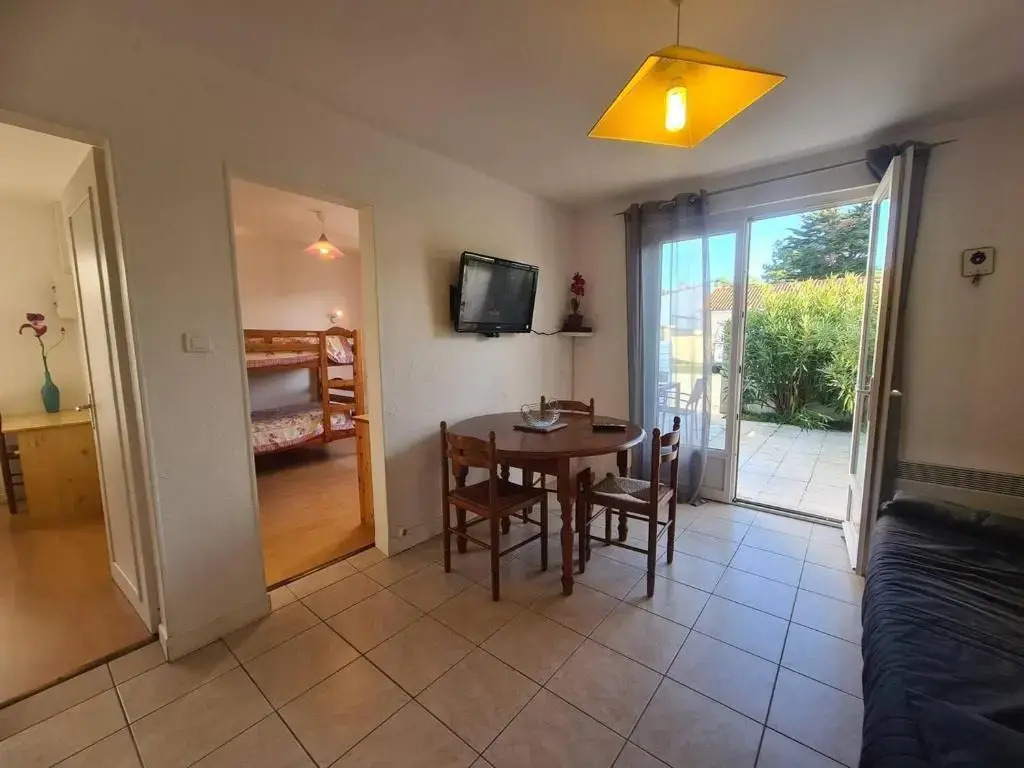 Maison de Vacances avec Terrasse Dallée, 6 Couchages, à Deux Pas de lOcéan à St-Jean-de-Monts - FR-1-224C-94