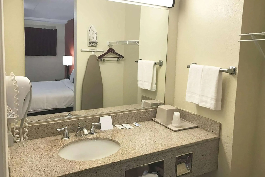 Super 8 by Wyndham Greensburg
