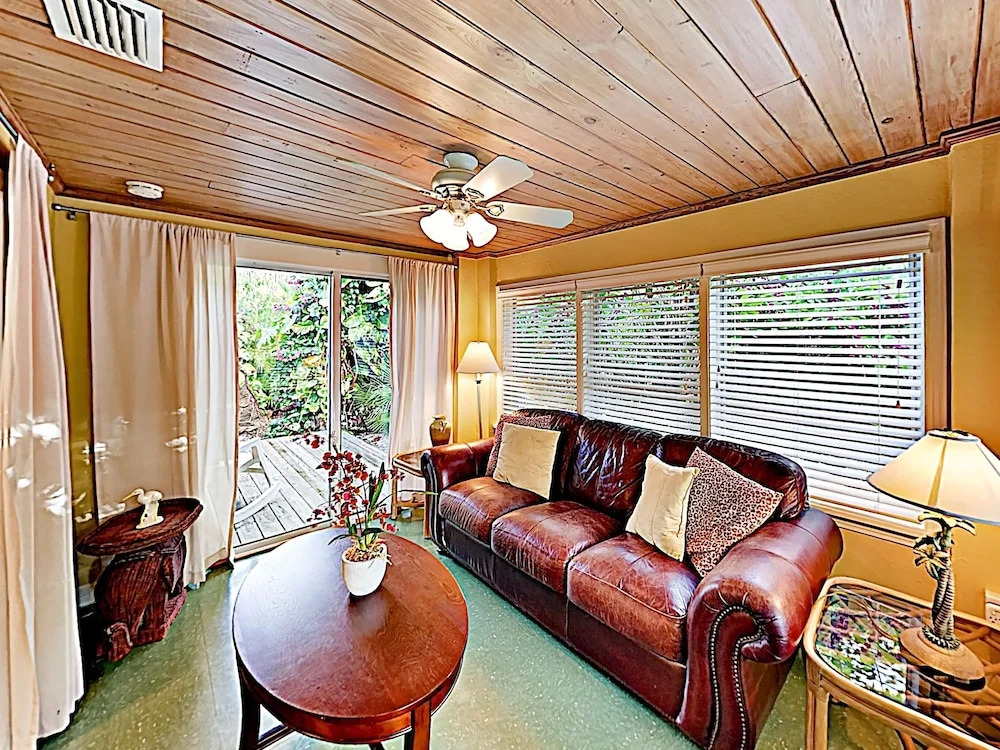 Tropical Oasis - 3 Minutes To Beach Home