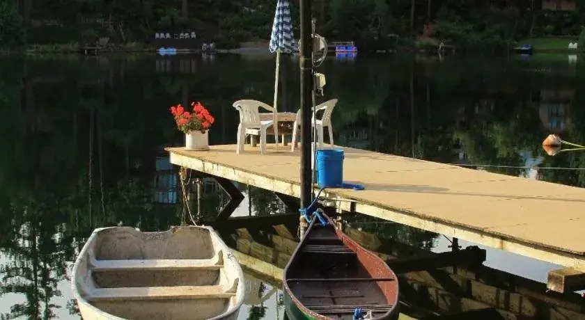 Linda's By The Lake