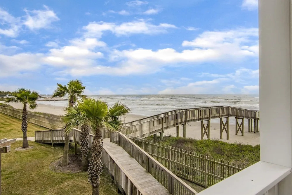 Seascape 1111 2 Bedroom Condo by RedAwning