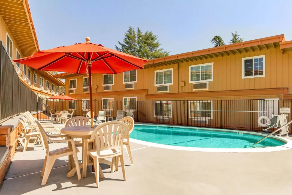 Auburn House Hotel