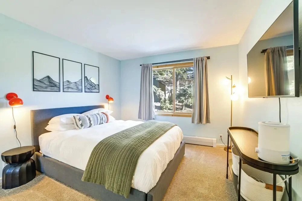2 Mi to Eagle Lodge! Multi-level Haven w/ Hot Tub