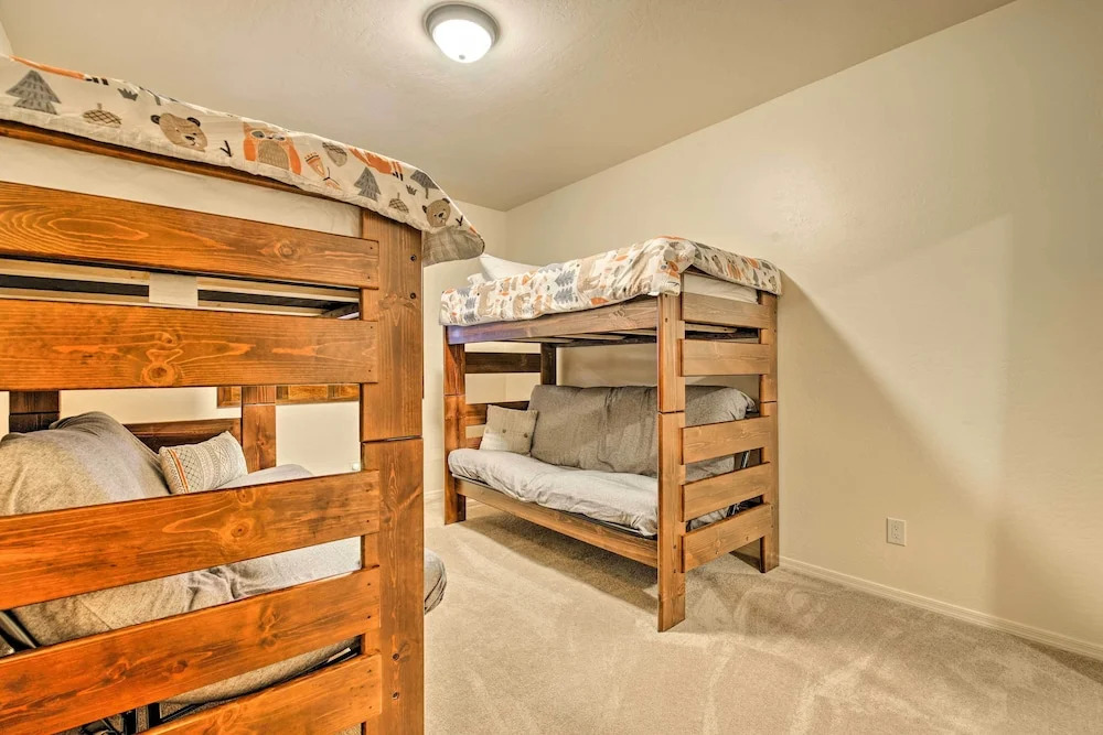 Deck & Gas Grill: Spacious Pinetop Cabin
