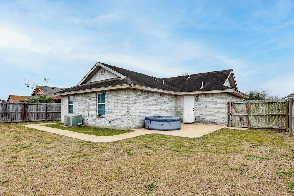 Hot Tub! Dog-friendly Gem 6 Mi to Dtwn Brownsville