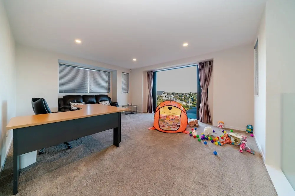 LongBay Spacious Luxurious 5 Bdrm House