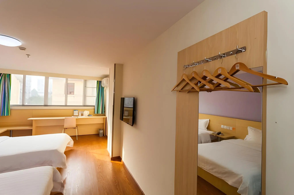 7 Days Inn Chengdu North Railway Train Station Square Branch