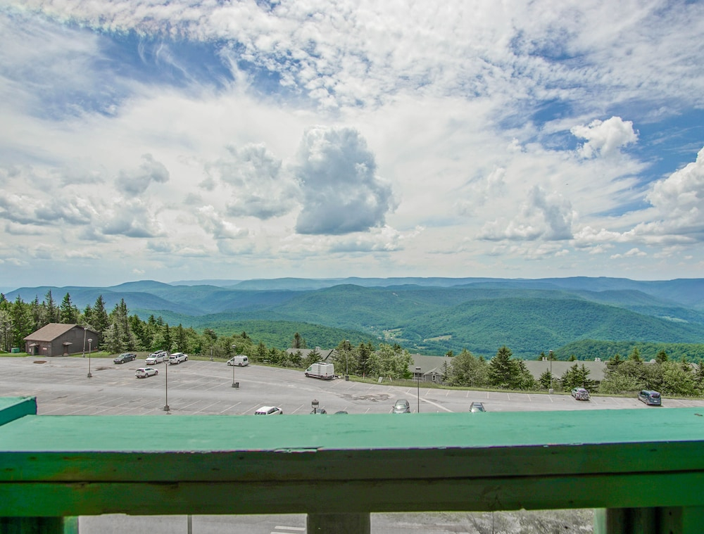 Rimfire 406: Slope Side, Large Open Studio Full Kitchen and High Ceilings Western Facing View