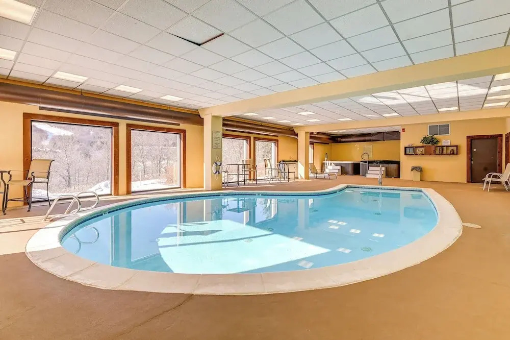 'bearfoot Apres' Mtn-view Condo < 1 Mi to Mt Snow!