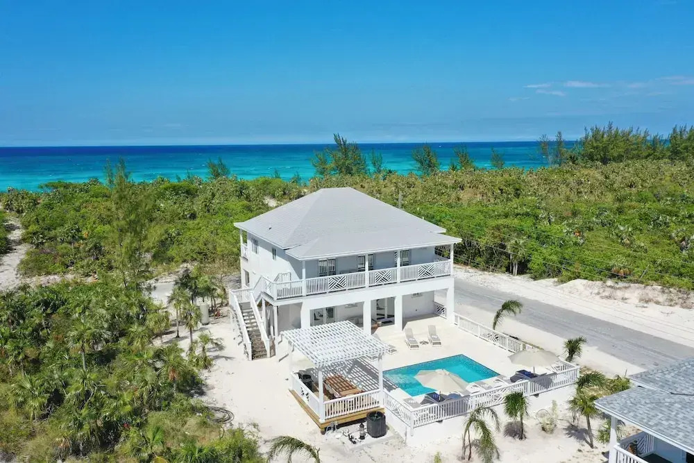 Palms Paradise: Romantic Beach House