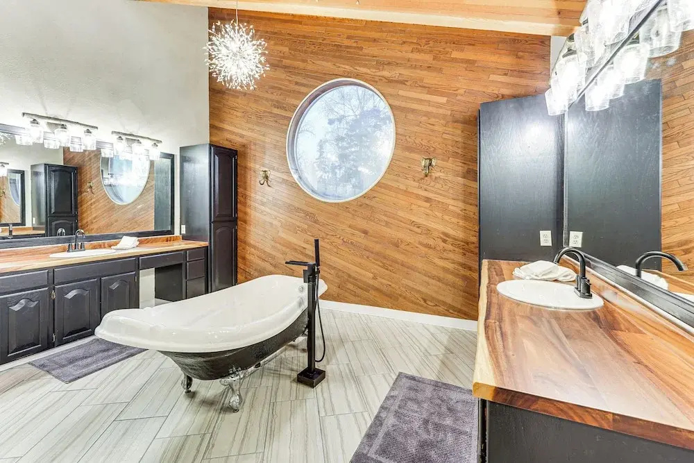 Hike, Ski & Soak! Spacious Anchorage Getaway