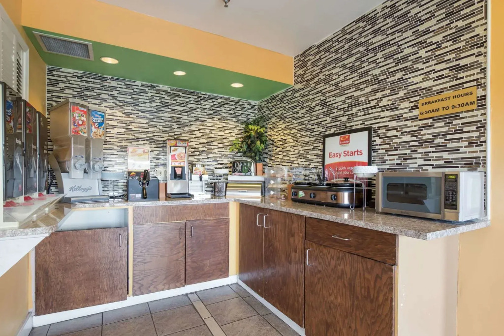 Econo Lodge Inn & Suites Brooks - Louisville South