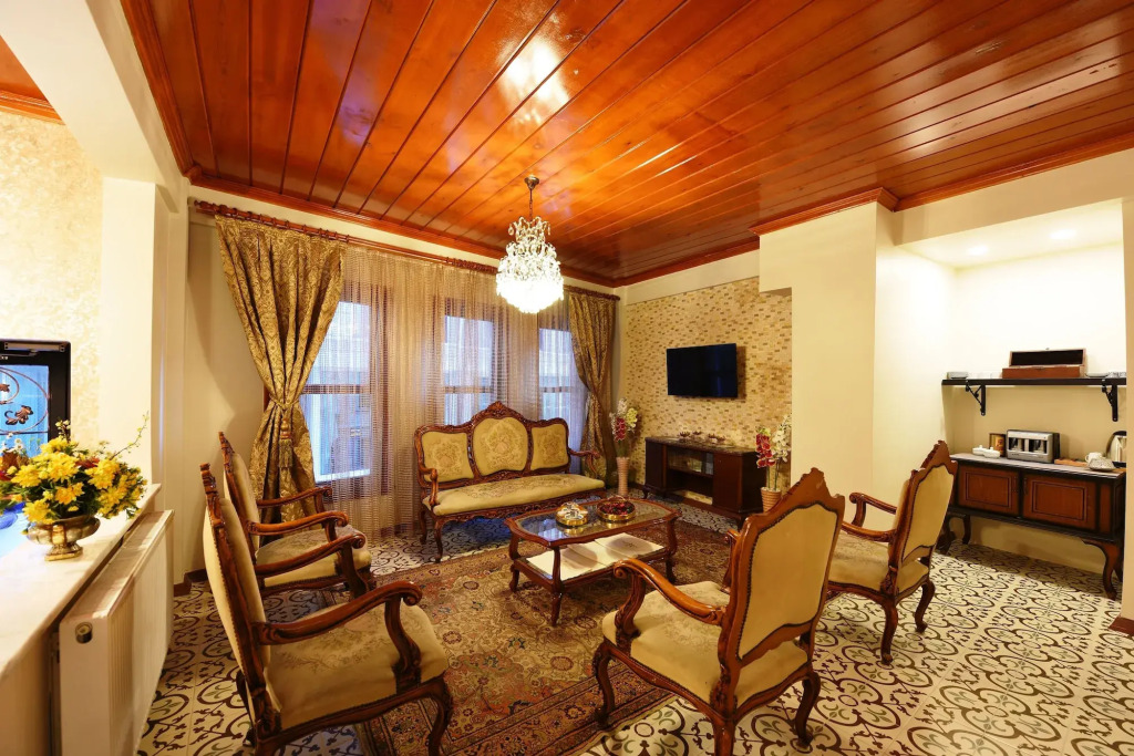 Elyka Hotel
