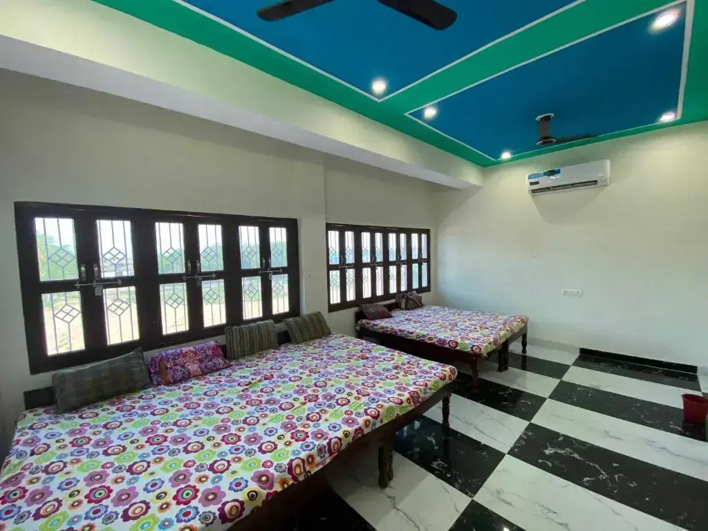 S K Hotel by OYO