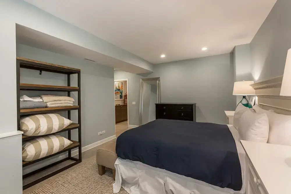 Perfect 1BR in Lincoln Park Steps to DePaul by AllSet Turnover