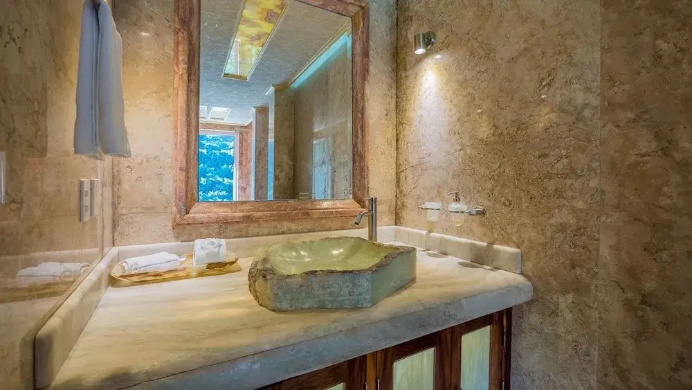 Penthouse With Amazing Views, and Luxury Throughout