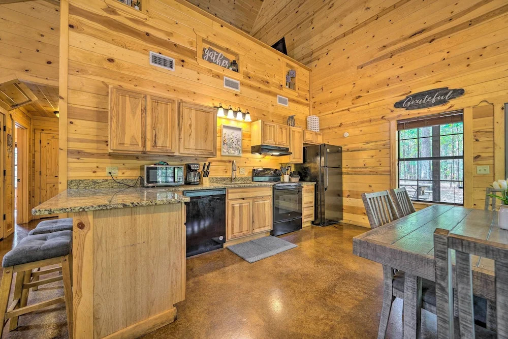4 Mi to Beavers Bend: Cabin w/ Hot Tub & Games