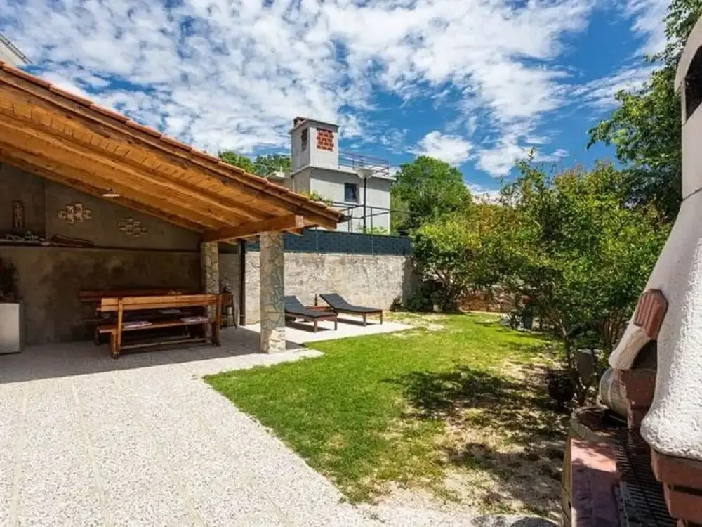 Peaceful Getaway in Polje with Garden