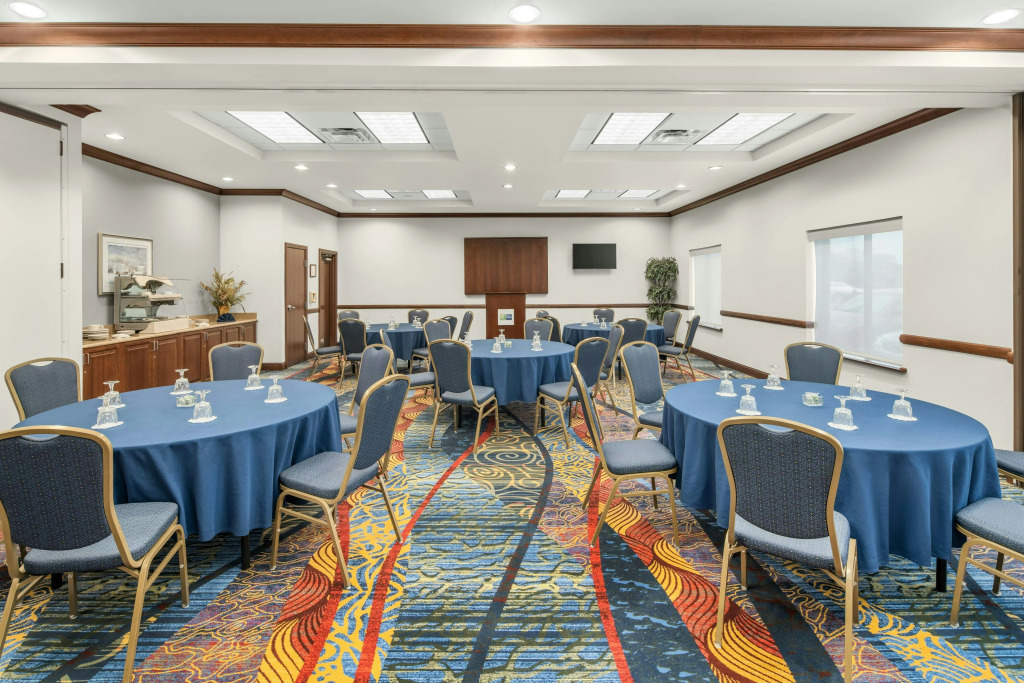 Holiday Inn Express & Suites Wilmington-Newark by IHG