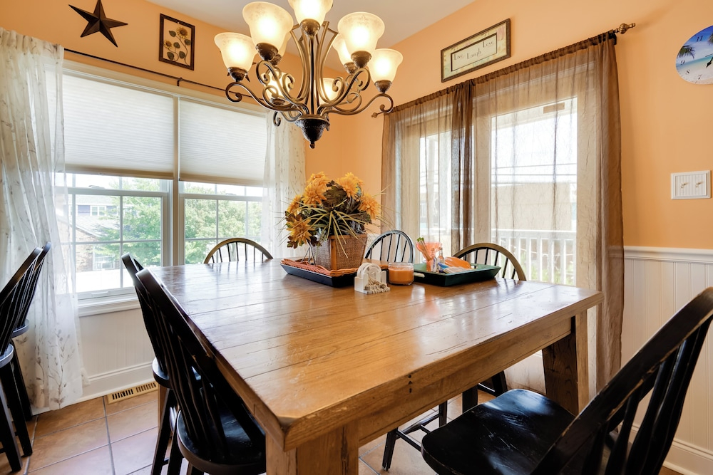 Breezy Wildwood Condo ~ 2 Blocks to Beach!