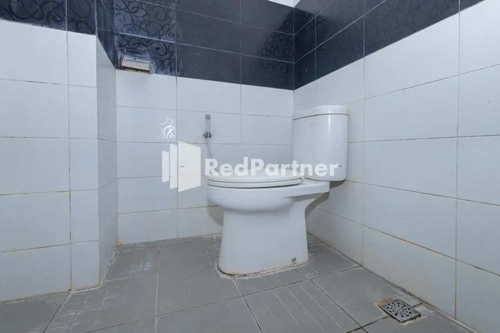 RedDoorz near Sarinah Mall