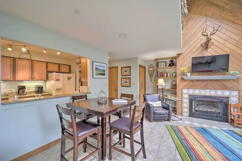 All-season Base! Unit w/ Balcony in Beech Mountain