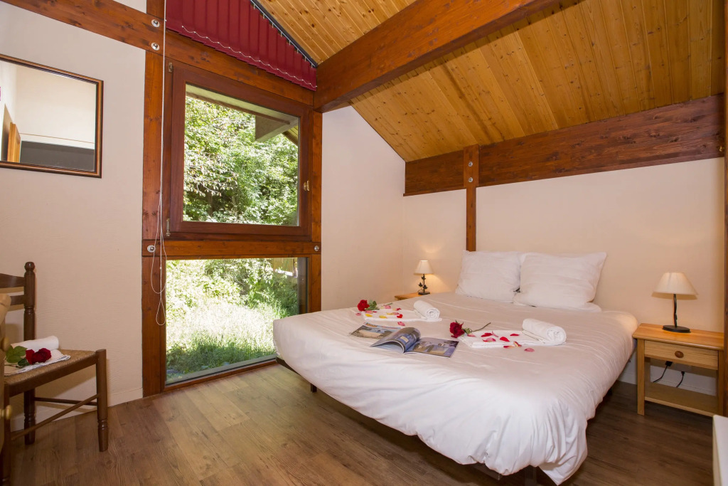 Chalet Chantey Mourry 67 Ski Chalet & Sleeps 8-9 - Happy Rentals